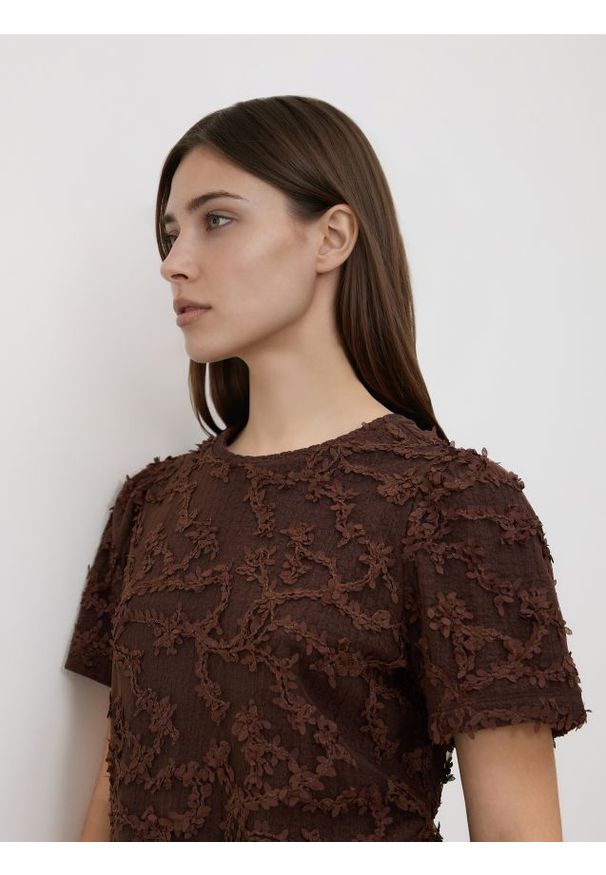 Reserved - Kreszowany t-shirt - ciemnobrązowy. Kolor: brązowy. Materiał: dzianina