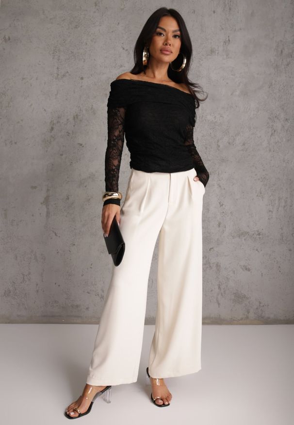 Renee - Czarna Bluzka z Koronki i Dekoltem Typu Bardot Adrageia. Kolor: czarny. Materiał: koronka. Wzór: koronka