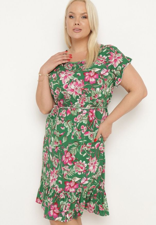 Born2be - Zielona Bawełniana Sukienka w Kwiaty o Pudełkowym Fasonie ze Sznurkiem w Talii Risallise. Okazja: na spacer, na imprezę. Kolor: zielony. Materiał: bawełna. Długość rękawa: krótki rękaw. Wzór: kwiaty. Styl: wizytowy, retro