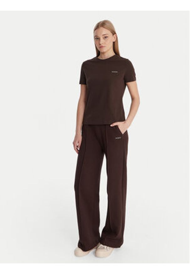 Guess T-Shirt V6RI07 J1314 Brązowy Regular Fit. Kolor: brązowy. Materiał: bawełna