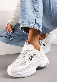 Renee - Białe Sneakersy na Grubej Podeszwie Ozdobione Siateczkowymi Wstawkami Korianna. Kolor: biały. Wzór: aplikacja #1