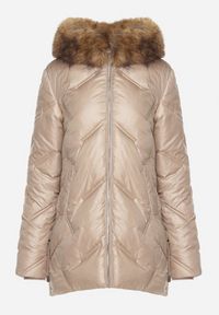 Born2be - Beżowa Pikowana Kurtka z Kapturem i Odpinanym Futerkiem Sagisia. Okazja: na co dzień. Typ kołnierza: kaptur. Kolor: beżowy. Materiał: futro. Długość rękawa: długi rękaw. Długość: długie. Styl: casual, elegancki #6