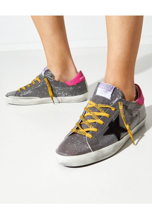 GOLDEN GOOSE - Srebrne sneakersy Superstar z napisem. Kolor: srebrny. Materiał: guma, zamsz. Wzór: napisy