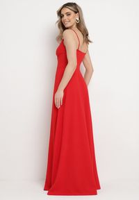 Born2be - Czerwona Rozkloszowana Klasyczna Sukienka z Kopertowym Dekoltem na Cienkich Ramiączkach z Rozcięciem Vinelia. Typ kołnierza: dekolt kopertowy. Kolekcja: dla wysokich. Kolor: czerwony. Długość rękawa: na ramiączkach. Typ sukienki: kopertowe. Styl: klasyczny. Długość: maxi #2