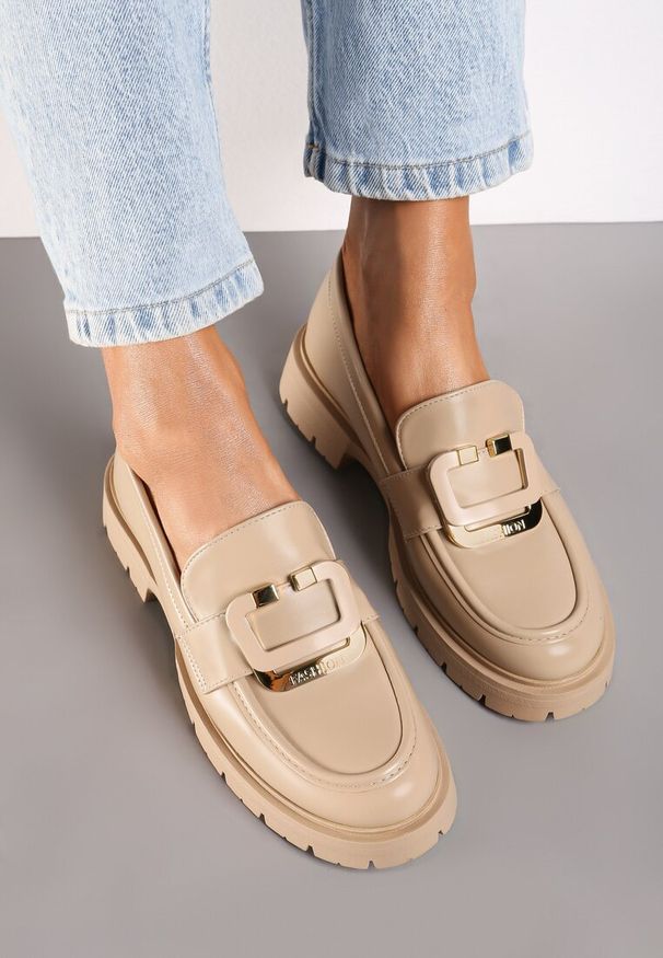 Renee - Beżowe Mokasyny na Płaskiej Podeszwie Ozdobione Metaliczną Aplikacją Evalith. Okazja: do pracy, na spotkanie biznesowe. Kolor: beżowy. Materiał: jeans. Wzór: aplikacja. Sezon: wiosna, lato. Obcas: na płaskiej podeszwie. Styl: biznesowy, klasyczny, elegancki