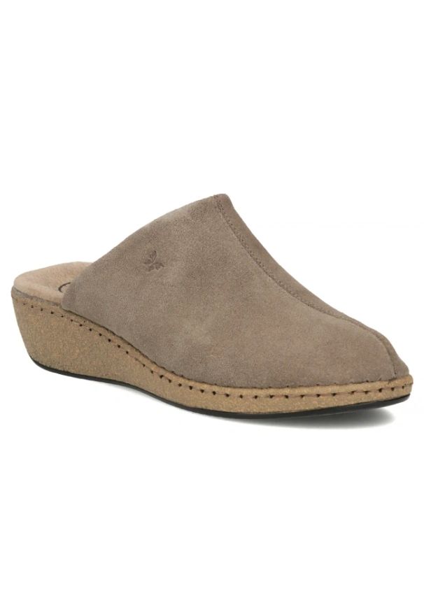 Skórzane klapki na koturnie taupe Filippo DK7567. Materiał: skóra. Sezon: lato. Obcas: na koturnie