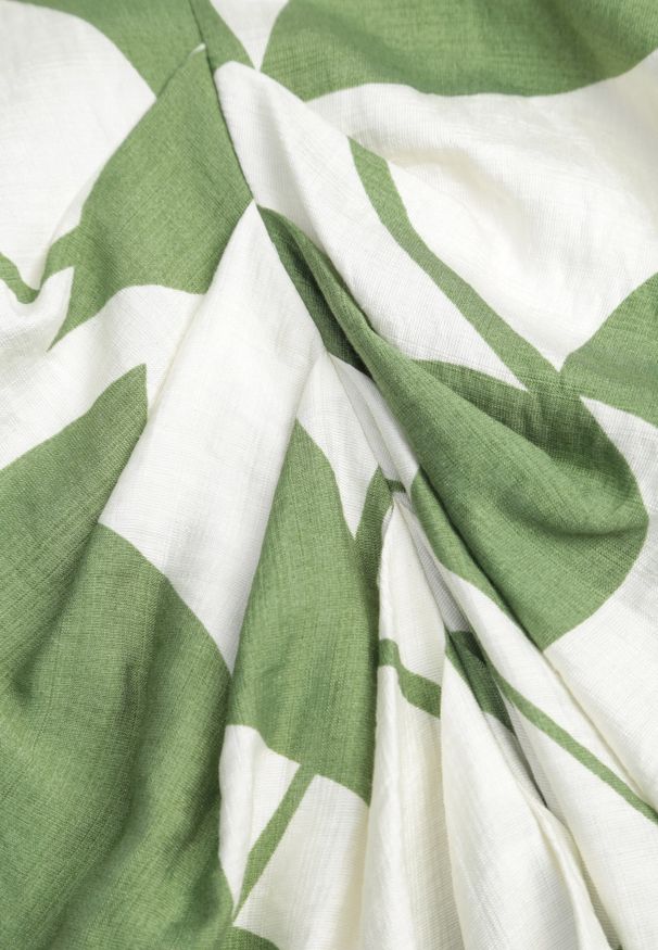 Renee - Zielona Sukienka o Taliowanym Kroju Wiązana w Pasie Nellsiah. Okazja: na co dzień, na imprezę. Typ kołnierza: dekolt w kształcie V. Kolor: zielony. Materiał: materiał. Styl: klasyczny, casual