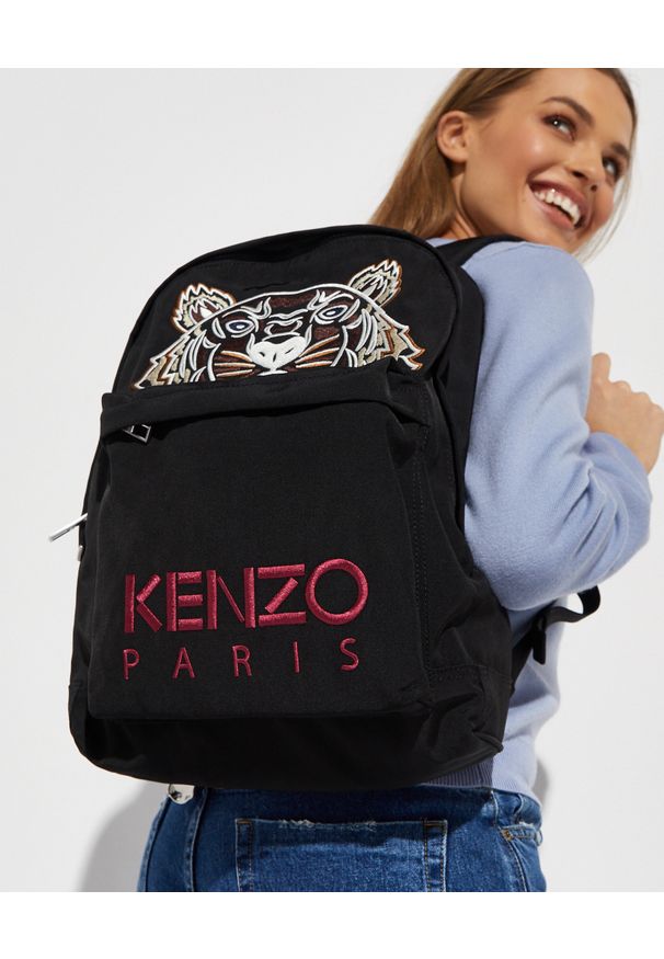 Kenzo - KENZO - Czarny plecak Kampus Tiger. Kolor: czarny. Materiał: materiał. Wzór: haft, aplikacja