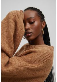 Marsala - Sweter oversize z bufiastymi rękawami w kolorze CAMEL - RIVERO. Okazja: na co dzień. Materiał: wełna, akryl, skóra. Sezon: zima, lato, jesień, wiosna. Styl: casual