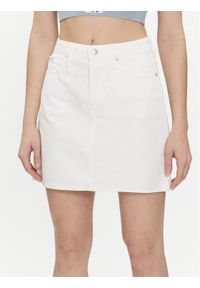 Calvin Klein Jeans Spódnica jeansowa J20J222813 Biały Regular Fit. Kolor: biały. Materiał: bawełna