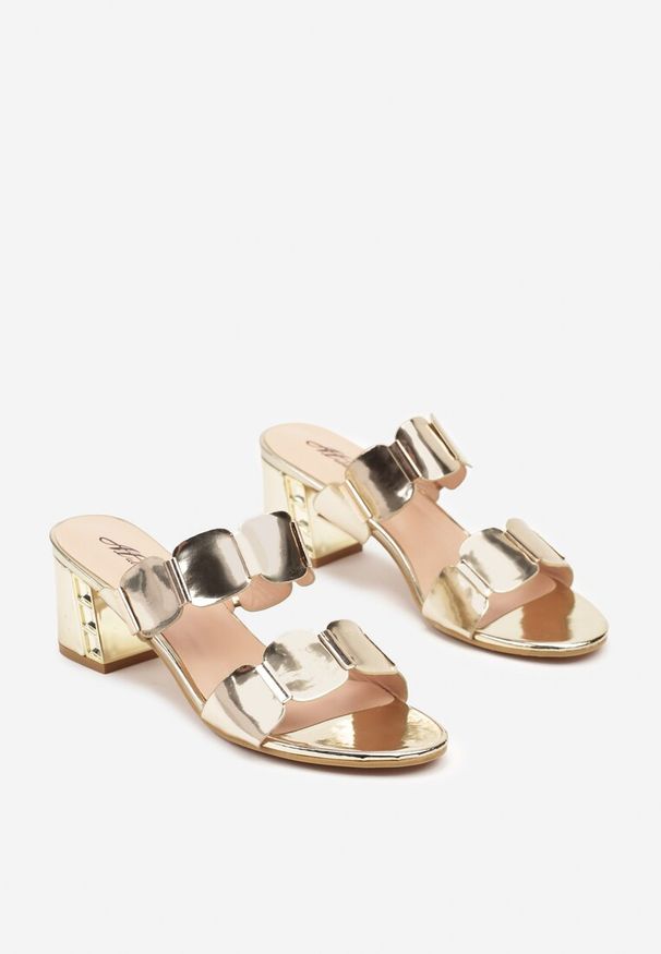 Renee - Złote Klapki na Obcasie z Metalicznym Zdobieniem z Ozdobnymi Paskami Morilena. Okazja: na co dzień. Nosek buta: otwarty. Kolor: złoty. Wzór: aplikacja. Materiał: jeans. Sezon: lato. Obcas: na obcasie. Styl: casual, elegancki. Wysokość obcasa: średni