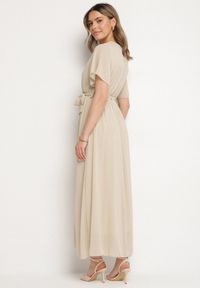 Born2be - Beżowa Brokatowa Sukienka Koktajlowa Ozdobiona Paskiem Ziliane. Okazja: na imprezę. Kolor: beżowy. Wzór: aplikacja. Styl: wizytowy #2