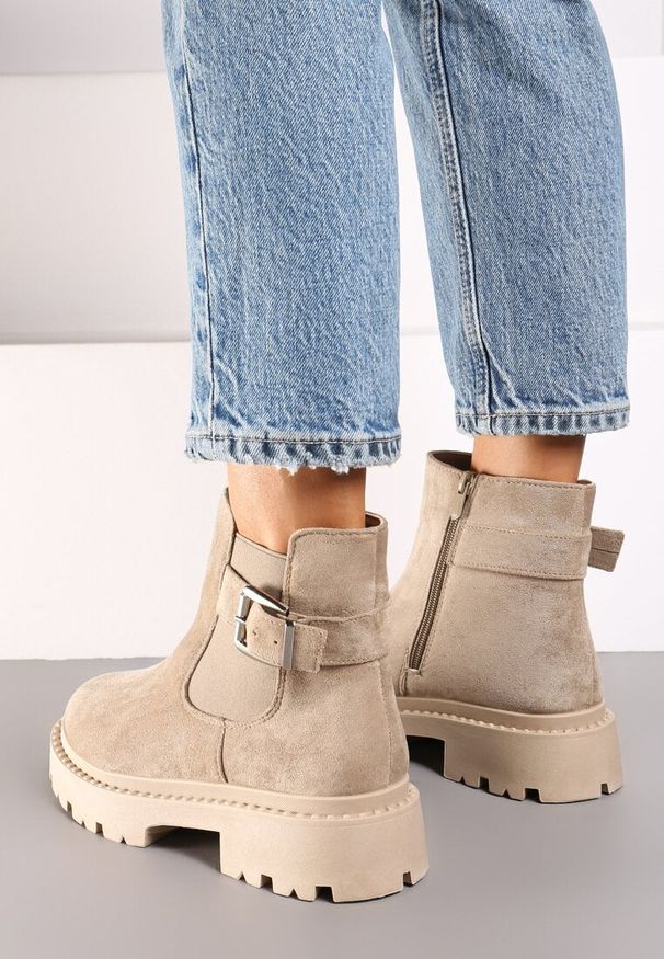 Renee - Ciemnobeżowe Botki na Płaskiej Podeszwie z Metaliczną Klamrą Tarlana. Okazja: na co dzień. Nosek buta: okrągły. Zapięcie: klamry. Kolor: beżowy. Obcas: na płaskiej podeszwie. Styl: elegancki, casual, rockowy