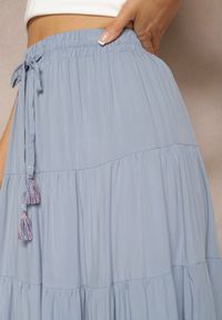 Renee - Niebieska Wiskozowa Spódnica High Waist o Rozkloszowanym Kroju z Wiązaniem i Gumką w Talii Leceviana. Okazja: na spacer. Stan: podwyższony. Kolor: niebieski. Materiał: wiskoza. Wzór: aplikacja. Sezon: lato, wiosna. Styl: elegancki