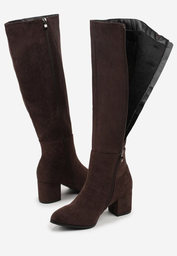 Renee - Brązowe Kozaki Vices z Imitacji Zamszu na Niskim Obcasie Typu Słupek Ilovea. Okazja: na co dzień, na imprezę. Kolor: brązowy. Materiał: zamsz. Obcas: na obcasie. Styl: casual. Wysokość obcasa: niski