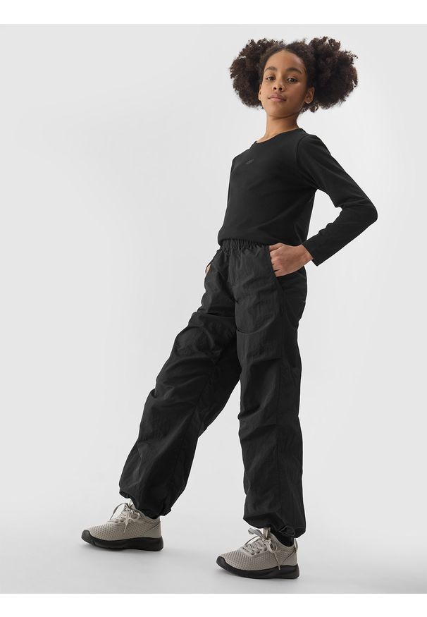 4f - Spodnie parachute joggery dziewczęce - czarne. Okazja: na co dzień. Kolor: czarny. Materiał: tkanina, syntetyk, materiał. Styl: sportowy, casual