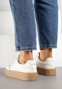 Born2be - Beżowe Sneakersy na Grubej Podeszwie z Perforacją Halirelle. Okazja: na co dzień. Zapięcie: sznurówki. Kolor: beżowy. Materiał: jeans #4