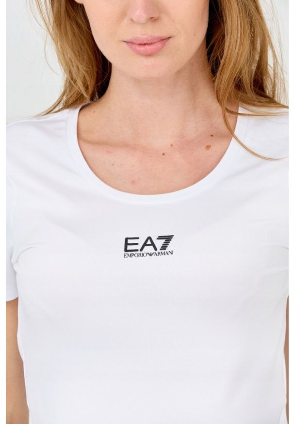 EA7 Emporio Armani - EA7 Damski t-shirt biały z logo na środku. Kolor: biały. Materiał: bawełna