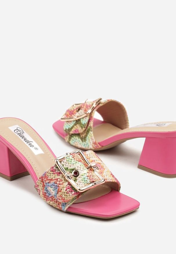 Born2be - Różowe Klapki z Plecionki na Słupku Zdobione Klamrą Avelreis. Okazja: na co dzień, na spacer. Kolor: różowy. Materiał: jeans. Wzór: aplikacja. Sezon: lato. Obcas: na słupku. Styl: casual, elegancki. Wysokość obcasa: średni