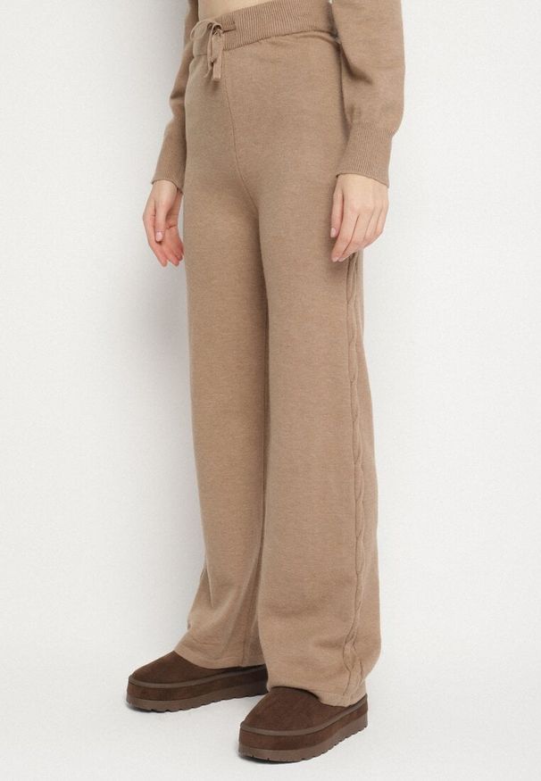 Born2be - Ciemnobeżowy Komplet Dzianinowy z Bawełną i Wełną Spodnie i Warkoczowy Sweter Errela. Kolor: beżowy. Materiał: dzianina, wełna, bawełna