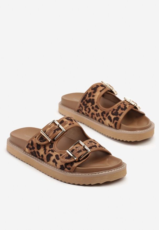 Renee - Brązowe Panterkowe Casualowe Klapki z Paskami ze Sprzączkami Palamara. Okazja: na co dzień. Kolor: brązowy. Materiał: jeans. Obcas: na obcasie. Styl: casual