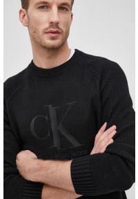 Calvin Klein Jeans Sweter z domieszką wełny męski kolor czarny. Kolor: czarny. Materiał: wełna. Długość rękawa: raglanowy rękaw. Wzór: aplikacja