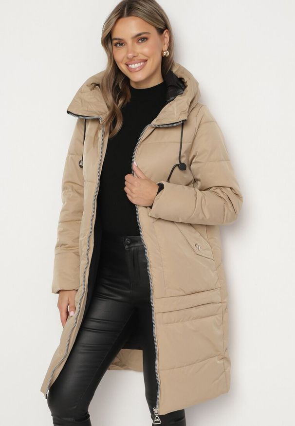 Born2be - Ciemnobeżowa Pikowana Kurtka z Kapturem Kieszeniami i Ozdobnym Suwakiem Mirorae. Okazja: na spacer, na co dzień. Typ kołnierza: kaptur. Kolor: beżowy. Materiał: jeans. Długość: długie. Sezon: zima. Styl: casual