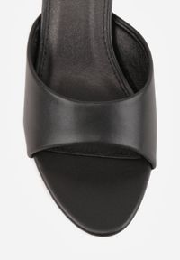 Renee - Czarne Klapki Peep Toe na Niskiej Szpilce Carinatia. Okazja: na co dzień. Nosek buta: otwarty. Kolor: czarny. Materiał: jeans. Styl: casual, elegancki #5