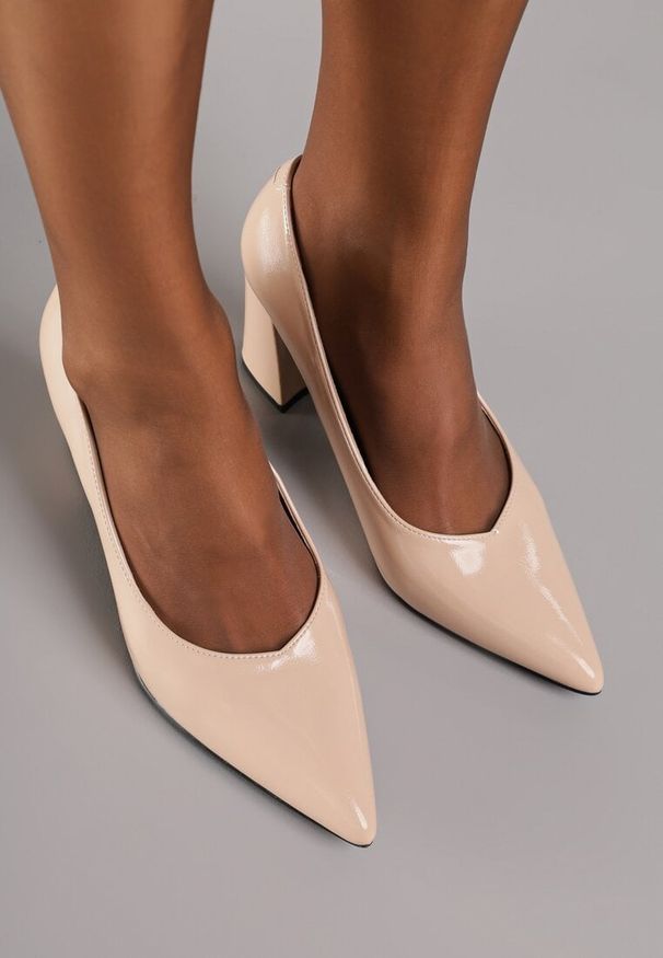 Born2be - Beżowe Lakierowane Czółenka Vices na Geometrycznym Obcasie ze Skórzaną Wkładką Midvire. Okazja: na co dzień, do pracy, na spotkanie biznesowe, na imprezę. Kolor: beżowy. Materiał: lakier, skóra. Wzór: geometria. Obcas: na obcasie. Styl: biznesowy, klasyczny, casual. Wysokość obcasa: średni