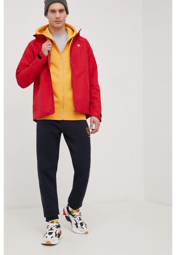Superdry kurtka kolor czerwony przejściowa oversize. Typ kołnierza: kaptur. Kolor: czerwony. Długość rękawa: raglanowy rękaw. Długość: długie