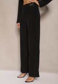Renee - Czarne Spodnie High Waist o Szerokim Fasonie z Paskiem i Złotym Metalicznym Detalem Eniarra. Okazja: do pracy. Stan: podwyższony. Kolor: czarny. Materiał: jedwab. Styl: elegancki #4