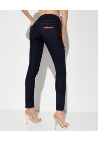 Versace Jeans Couture - VERSACE JEANS COUTURE - Granatowe jeansy Skinny. Kolor: niebieski. Wzór: haft