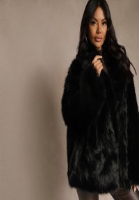 Renee - Czarna Oversizowa Kurtka Futerko o Dwurzędowym Kroju Asonella. Okazja: na co dzień, na randkę. Typ kołnierza: golf. Kolor: czarny. Materiał: futro. Wzór: aplikacja. Styl: casual #4