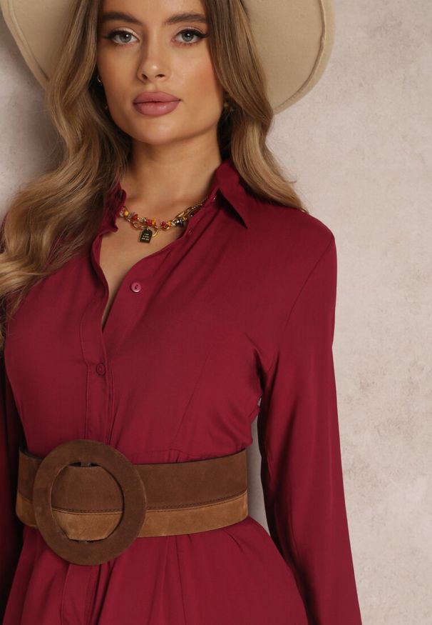 Renee - Bordowa Sukienka Hillcrest. Kolor: czerwony. Długość rękawa: długi rękaw. Typ sukienki: koszulowe. Długość: maxi