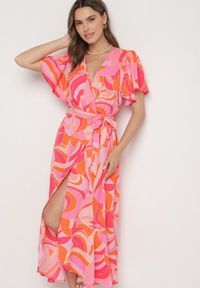 Born2be - Czerwona Sukienka o Kopertowym Kroju z Wiązanym Paskiem Zareonna. Okazja: na co dzień. Typ kołnierza: dekolt w kształcie V. Kolor: czerwony. Typ sukienki: kopertowe. Styl: casual, elegancki #2