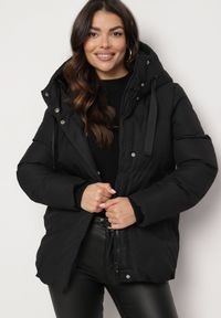 Born2be - Czarna Kurtka Pikowana z Kapturem Vertigara. Okazja: na co dzień. Typ kołnierza: kaptur. Kolor: czarny. Materiał: jeans, dzianina. Styl: elegancki, casual #2