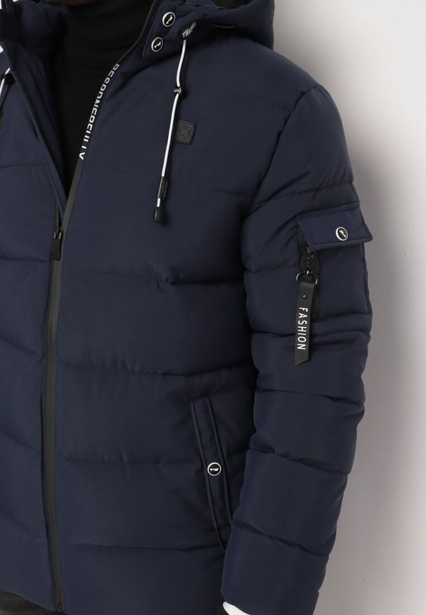 Born2be - Granatowa Pikowana Kurtka z Odpinanym Kapturem i Ściągaczami w Paski przy Rękawach Atinthea. Okazja: na co dzień. Kolor: niebieski. Materiał: jeans. Wzór: paski. Styl: elegancki, casual