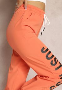 Renee - Pomarańczowe Dresowe Spodnie z Dużym Napisem z Boku Nogawki Karına. Kolor: pomarańczowy. Materiał: dresówka. Wzór: napisy #5