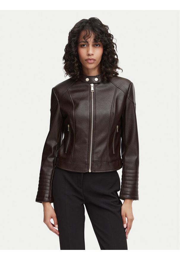 Guess Kurtka z imitacji skóry W6YL25 W2914 Brązowy ciemny Regular Fit. Kolor: brązowy. Materiał: skóra