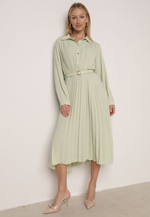Born2be - Zielona Sukienka Plisowana o Koszulowym Kroju z Paskiem z Klamrą Efronta. Okazja: na co dzień. Typ kołnierza: kołnierzyk klasyczny. Kolor: zielony. Materiał: jeans. Długość rękawa: długi rękaw. Wzór: aplikacja. Typ sukienki: koszulowe. Styl: casual, elegancki, klasyczny