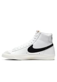 Buty do chodzenia męskie Nike W Blazer Mid 77. Wysokość cholewki: za kostkę. Zapięcie: sznurówki. Kolor: biały, wielokolorowy. Materiał: skóra, syntetyk, tkanina, materiał. Szerokość cholewki: normalna. Sport: turystyka piesza