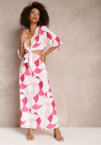 Renee - Różowa Kopertowa Sukienka Maxi z Rozkloszowanym Dołem i Wiązaniem Alylina. Kolor: różowy. Materiał: tkanina. Długość rękawa: krótki rękaw. Wzór: aplikacja. Sezon: wiosna, lato. Typ sukienki: kopertowe. Długość: maxi #1