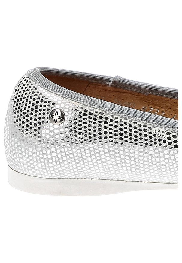 Srebrne Baleriny Maciejka Wygodne Buty Damskie. Okazja: na co dzień. Kolor: srebrny. Materiał: nubuk, skóra. Styl: casual, elegancki