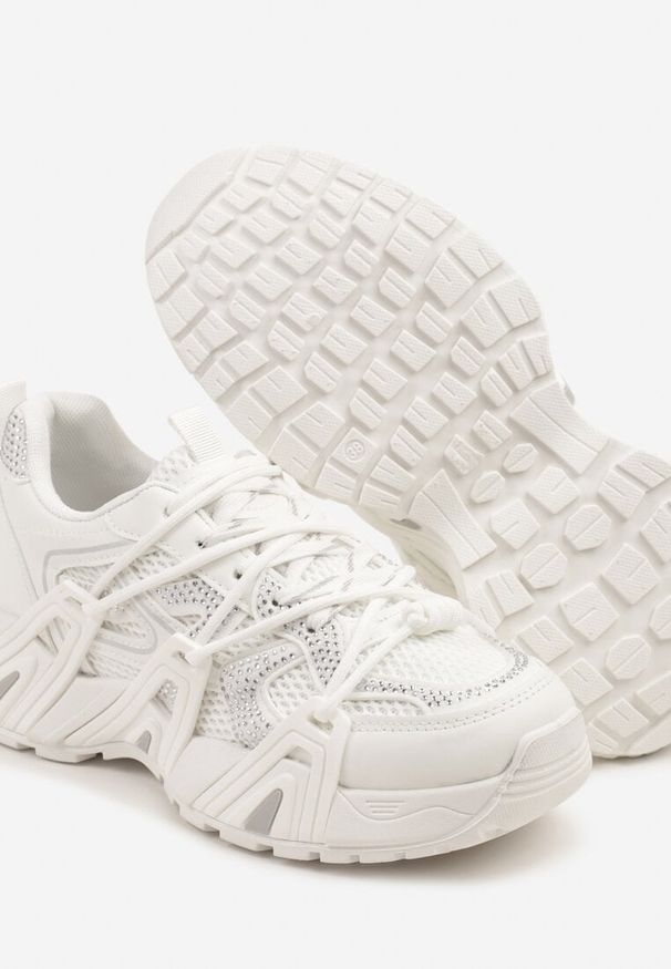 Renee - Białe Sneakersy na Platformie z Cyrkoniami i Geometrycznym Wzorem Lavivione. Okazja: na co dzień. Kolor: biały. Materiał: jeans. Wzór: geometria. Obcas: na platformie