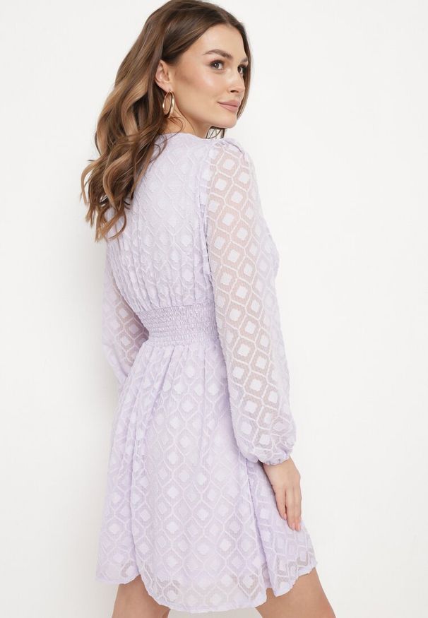 Born2be - Fioletowa Sukienka Koktajlowa z Gumką w Pasie i Geometrycznym Wzorem na Siateczce Actipisa. Kolor: fioletowy. Wzór: geometria. Typ sukienki: kopertowe. Styl: wizytowy