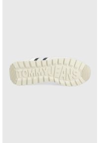 Tommy Jeans buty kolor biały. Nosek buta: okrągły. Zapięcie: sznurówki. Kolor: biały. Materiał: włókno, materiał, guma