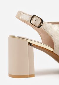 Born2be - Złote Skórzane Sandały na Słupku Zdobione Metalicznym Połyskiem i Kokardą Carilsyss. Okazja: do pracy, na co dzień, na spotkanie biznesowe. Kolor: złoty. Materiał: skóra. Wzór: aplikacja. Obcas: na słupku. Styl: elegancki, biznesowy, casual. Wysokość obcasa: średni #8