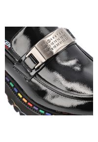 Czarne Półbuty Artiker Stylowe Obuwie Damskie. Okazja: na co dzień. Kolor: czarny. Materiał: skóra, lakier. Wzór: aplikacja, kolorowy. Obcas: na platformie. Styl: elegancki #5