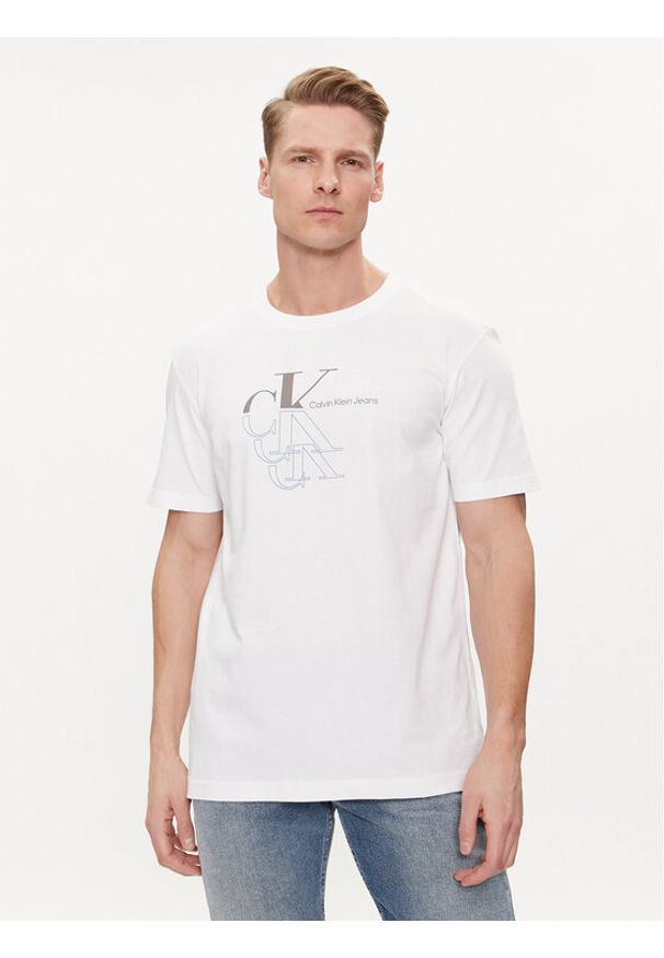 Calvin Klein Jeans T-Shirt Monogram Echo J30J325352 Biały Regular Fit. Kolor: biały. Materiał: bawełna