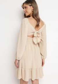 Born2be - Jasnobeżowa Sukienka Auxede. Typ kołnierza: dekolt kwadratowy. Kolor: beżowy. Materiał: tkanina. Długość rękawa: długi rękaw. Wzór: gładki #3